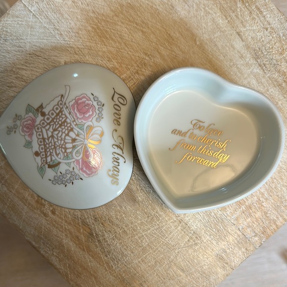 VINTAGE | Romantic Heart-Shaped Ceramic Jewelry Box with Floral Design - Picture 8 of 12